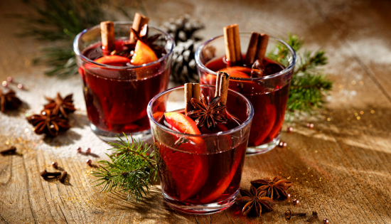 Pikkujoulujen juomaopas 2025: vinkit onnistuneisiin juhliin